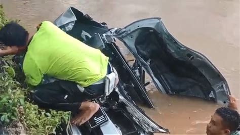 Breaking News Mobil Angkut Sekeluarga Terjun Ke Sungai Pangkep