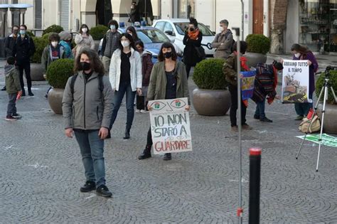 In Piazza Per Il Clima Tornano I Fridays For Future Giornale Di Brescia