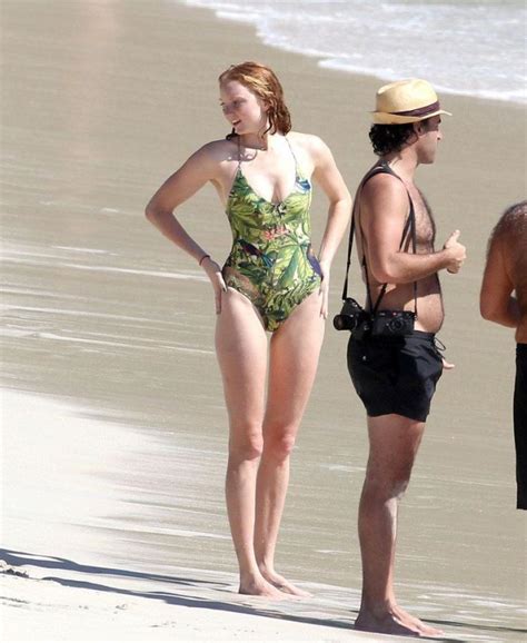 Hot Sexy Soraya Arnelas Bikini Pics