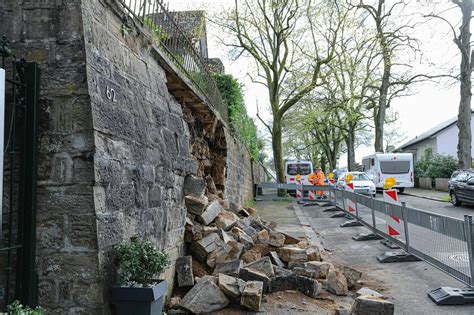 Mauersteine Fallen In Wuppertal Vohwinkel Auf Gehweg