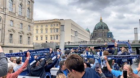 Vfl Bochum Fans Feiern Unentschieden Wie Den Klassenerhalt