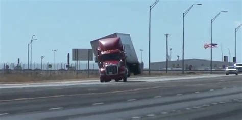 Tr Iler Vuelca Por Fuertes Vientos En Amarillo Texas