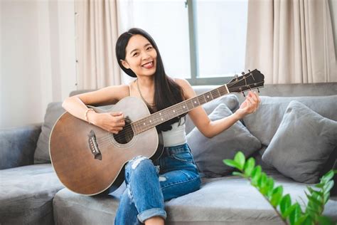 Mujer Asi Tica Tocando M Sica Con La Guitarra En Casa Estilo De Vida