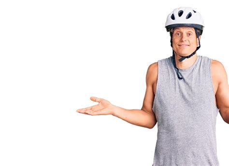 Hombre Guapo Joven Con Casco De Bicicleta Desorientado Y Expresi N