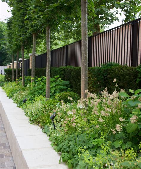 What soil do you put in a raised garden bed? | Homes and Gardens