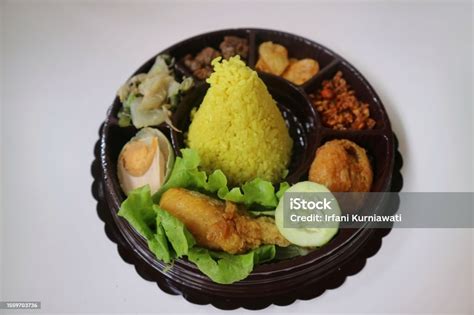 Nasi Kuning Berbentuk Kerucut Di Indonesia Disebut Nasi Tumpeng Hidangan Nasi Indonesia Yang