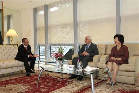 President Tony Tan And His Wife Mrs Mary Tan Conversing With