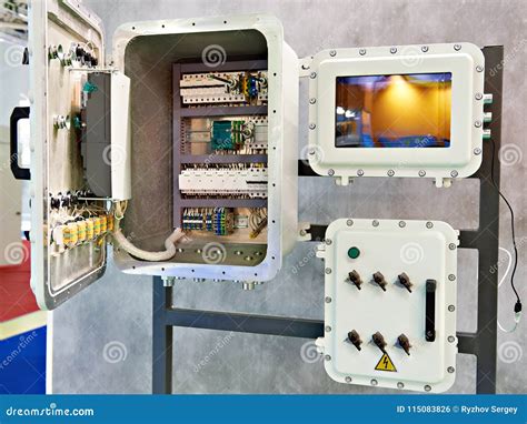 Caja A Prueba De Explosiones Para El Equipo Eléctrico Foto De Archivo Imagen De Protector