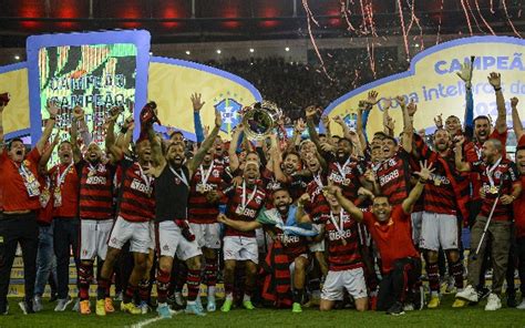 É Campeão Jogadores Do Flamengo Levantam Troféu Da Copa Do Brasil