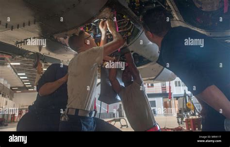 Us Air Force Piloten Aus Der Aircraft Maintenance Unit Arbeiten An