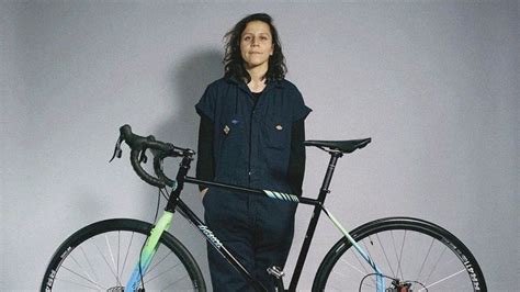 Cómo elegir una bicicleta para mujer Eli Acosta de Básica Studio te