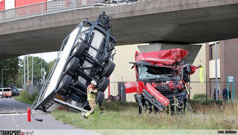 Transport Online Vrachtwagen Rijdt Van Viaduct A Foto