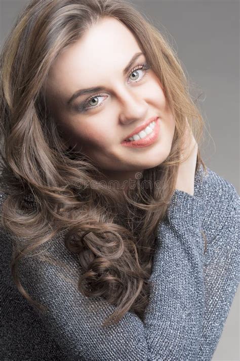 Verticale D Une Jeune Femme De Caucasien De Brunette Image Stock Image Du Cheveu Studio 23744565