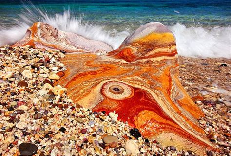 Batu Berwarna Warni Di Pinggir Pantai Foto Unik And Aneh