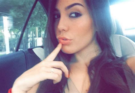 Frida Sofía presume unas piernas y un abdomen de infarto posando en mini bikini Laura G