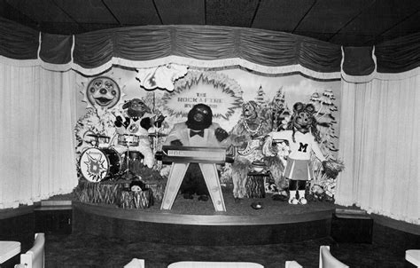 A Look Back At The Evolution Of Chuck E Cheese In Photos Showbiz