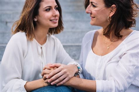 Mère Et Fille Se Tenant Par La Main Et Se Regardant Photo Gratuite