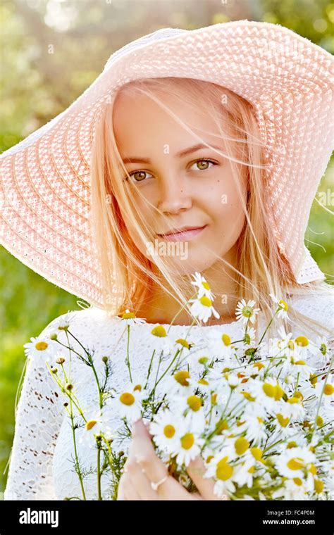 Blonde girl Fotos und Bildmaterial in hoher Auflösung Alamy