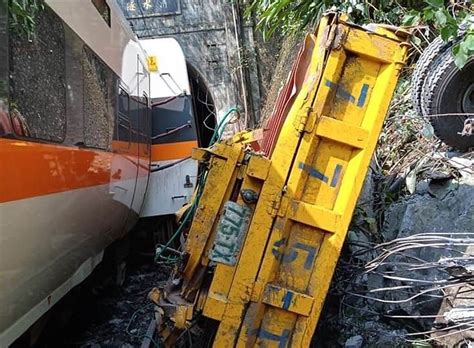 【太魯閣出軌】工程車停斜坡滑落釀禍 目擊者：車掉下工程人員全跑光 觸快訊