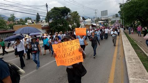 Continúan 18 bloqueos en Oaxaca marchan miles contra la violencia