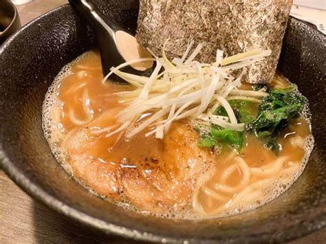 【富山でおすすめ家系ラーメン8選】豚骨醤油と太麺がたまらない至極の一杯 とみもぐ