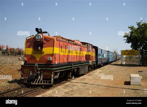 Calcular O Metro Quadrado - diesel locomotive 193,narrow gauge,railway,gangatola station,passenger ...