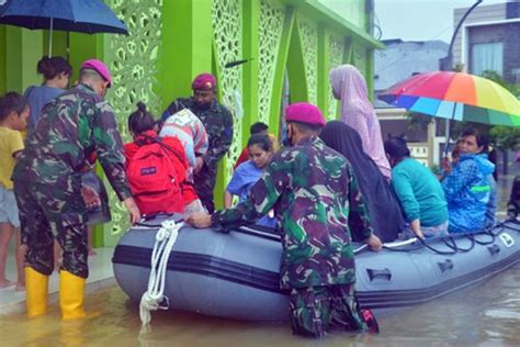 Jiwa Mengungsi Akibat Banjir Di Makassar Jalan Penghubung Antar