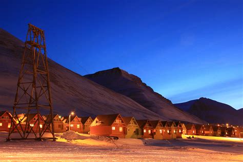 Svalbard-Longyearbyen-by-night – travelblvrd