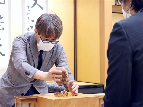 日本将棋連盟モバイル【将棋連盟ライブ中継】 On Twitter Shogilive 虹＠大阪＞第81期順位戦b級1組3回戦より、 羽生善治九段（2勝0敗）－ 久保利明九段（1勝0敗）戦