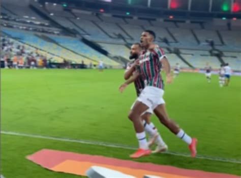 Um A Menos Fluminense Bate Bahia De Virada No Maracan E Se Mant M