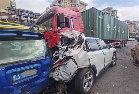 货车疑似失控连撞21车，事故现场长达1 5公里，3人受伤1人抢救中 南国早报网 广西主流都市新闻门户