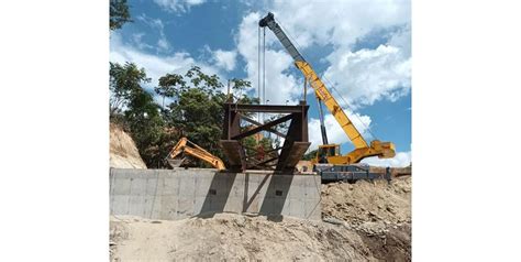 Comenz Instalaci N De Puente Met Lico En V A Provisional En Rosas