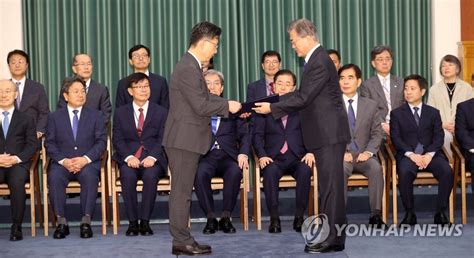 문 대통령과 김현수 농식품부 장관 연합뉴스