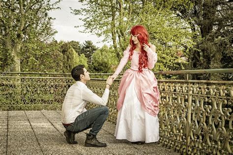 Pareja De Romántico Cuento De Hadas En El Jardín Del Palacio De Bellas 2023