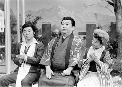 82年、nhk「お笑いオンステージ」の最終収録をする（左から）東八郎さん、三波伸介さん、中村メイコさん ― スポニチ Sponichi