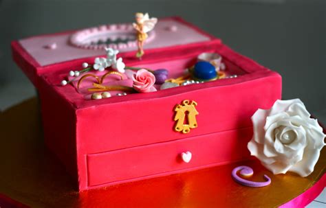 Milli's kitchen: Jewellery Box Cake