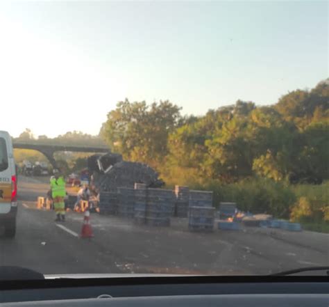 Caminh O Frangos Tomba E Congestiona Tr Fego Na Dutra Em Volta