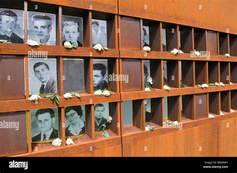 Wand Mit Fotos Von Opfern Bei Der Gedenkst Tte Berliner Mauer In Der