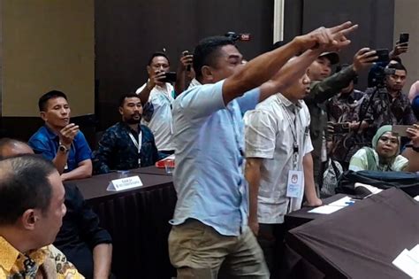 Diwarnai Aksi Protes Para Saksi Parpol Kpu Maluku Utara Tunda Pleno