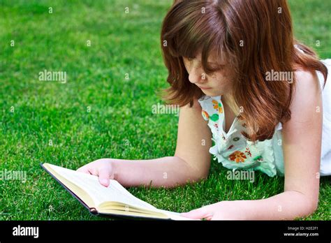 Lirebelle Jeune Fille Lisant Un Livre Piscine Photo Stock Alamy