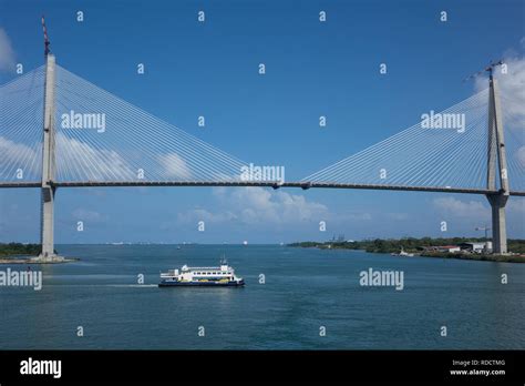 Panamá El Canal De Panamá Atlantic Bridge And Ferry Fotografía De Stock