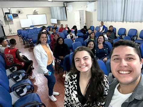 Universitários de Psicologia da FAACZ conversam alunos do Ensino