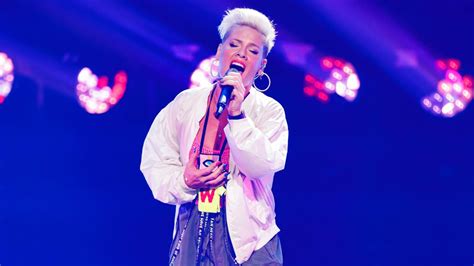 'Free tickets for life': Internet amused as singer Pink stops Sydney ...