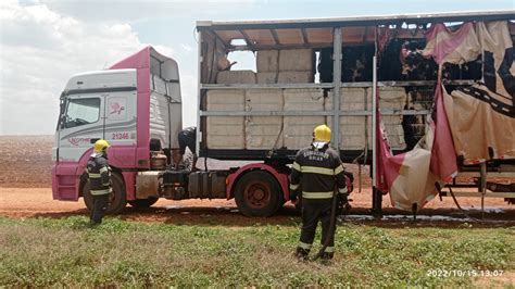 Caminh O Que Transportava Algod O Pega Fogo Em Jata Mais Interior