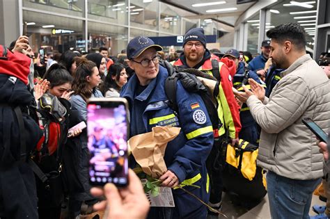 Flughafen Köln Bonn Rettungsteams aus Türkei mit Jubel empfangen Bilder