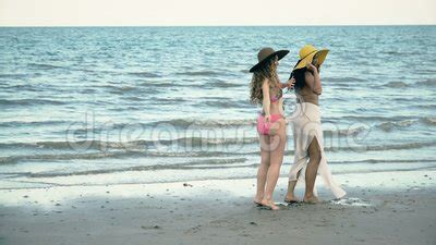 Mujeres Felices En Bikini Que Hablan Y Que Caminan En La Playa Metrajes