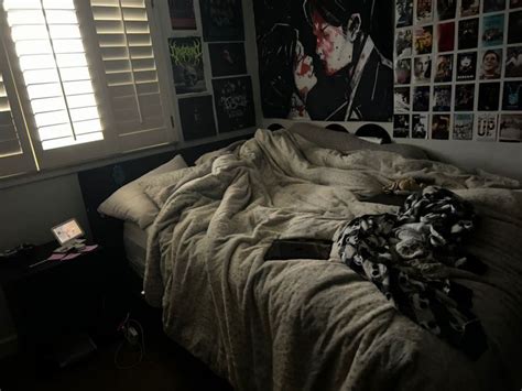 dark room aesthetic | Chill room, Room inspiration bedroom, Messy bedroom