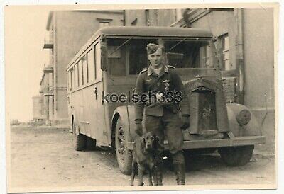 Foto Flugzeugf Hrer Der Luftwaffe Mit Hund Vor Einem Mercedes Benz Bus