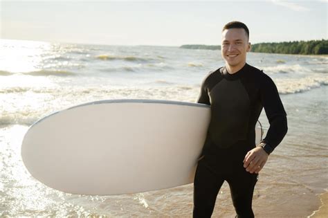 Un Surfista Masculino Aprende A Montar Una Tabla De Surf En Las Olas