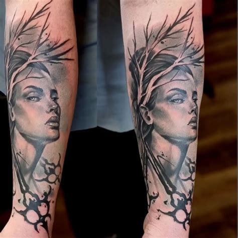 Tatuaż kobieta w gałęzistym wianku Autor Lucky Tattoo dziarownia pl